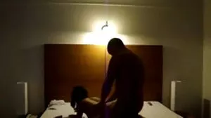 S'étouffer pendant l'anal video x de femme mature avec une fille qui aime le sexe violent