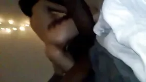 Une blonde tatouée aux seins énormes se fait video de femme cougar bien baiser
