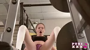 Brunette en public se mature avec un black fait baiser sa chatte rose serrée