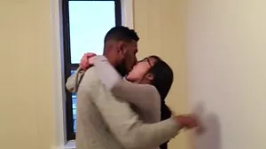 La bite de Christian atteint à peine son vagin femme mure jeune homme