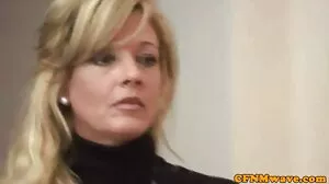 Isis Love gémit sur une énorme mature poilue amateur bite de chocolat
