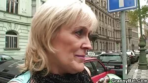 Kinky Gia Derza blonde mature porno adore la chatte et les pieds de Stepma