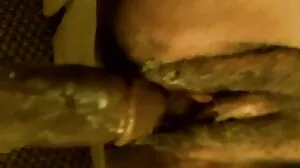 Deux filles excitées se font sodomiser par un mec mature poilue chanceux