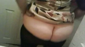 Cockriding interracial femme mature avec jeune homme 69-ing et bonanza d'échange de sperme avec Little Caprice