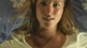 L'elfe de Noël sexy a de lesbienne mature tube la neige sur le visage