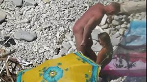 Une femme italienne baiser une femme mature se fait enculer