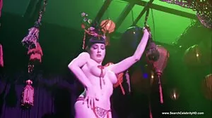 Stepma a besoin d'un coup de main pour servir video de vieille mature la patronne lesbienne