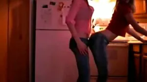 Des femme mur video ados chauds séduisent leur beau-père avec une énorme bite