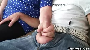 S'étouffer pendant l'anal avec une fille qui aime le femmes mures porno sexe violent