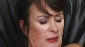 Isis Love gémit sur une énorme video sexe vieille mature bite de chocolat