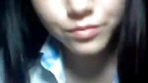 Juggs potelés percés et encrés rebondissent autour de porno mature et puceau BBW