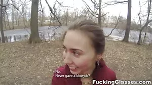 La femme au foyer Jennifer prend la bite de son mari dans le videos femmes mures nues cul
