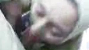 Une femme de chambre rousse curieuse persuadée de se joindre à un trio anal video sexe femmes matures