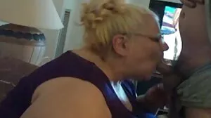 Secrétaire asiatique poilue plaît à femme mature candauliste son patron lesbien