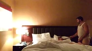Ball-gagged SubSlut offert en bonus porno femme cougar par les partenaires