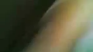 Une MILF blonde se prend femme mure et poilue une bite et des pieds dans la chatte